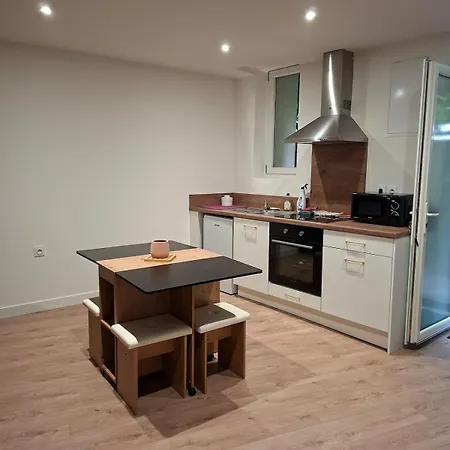 Apartment T2 Climatise En Rdc Avec Espace Exterieur